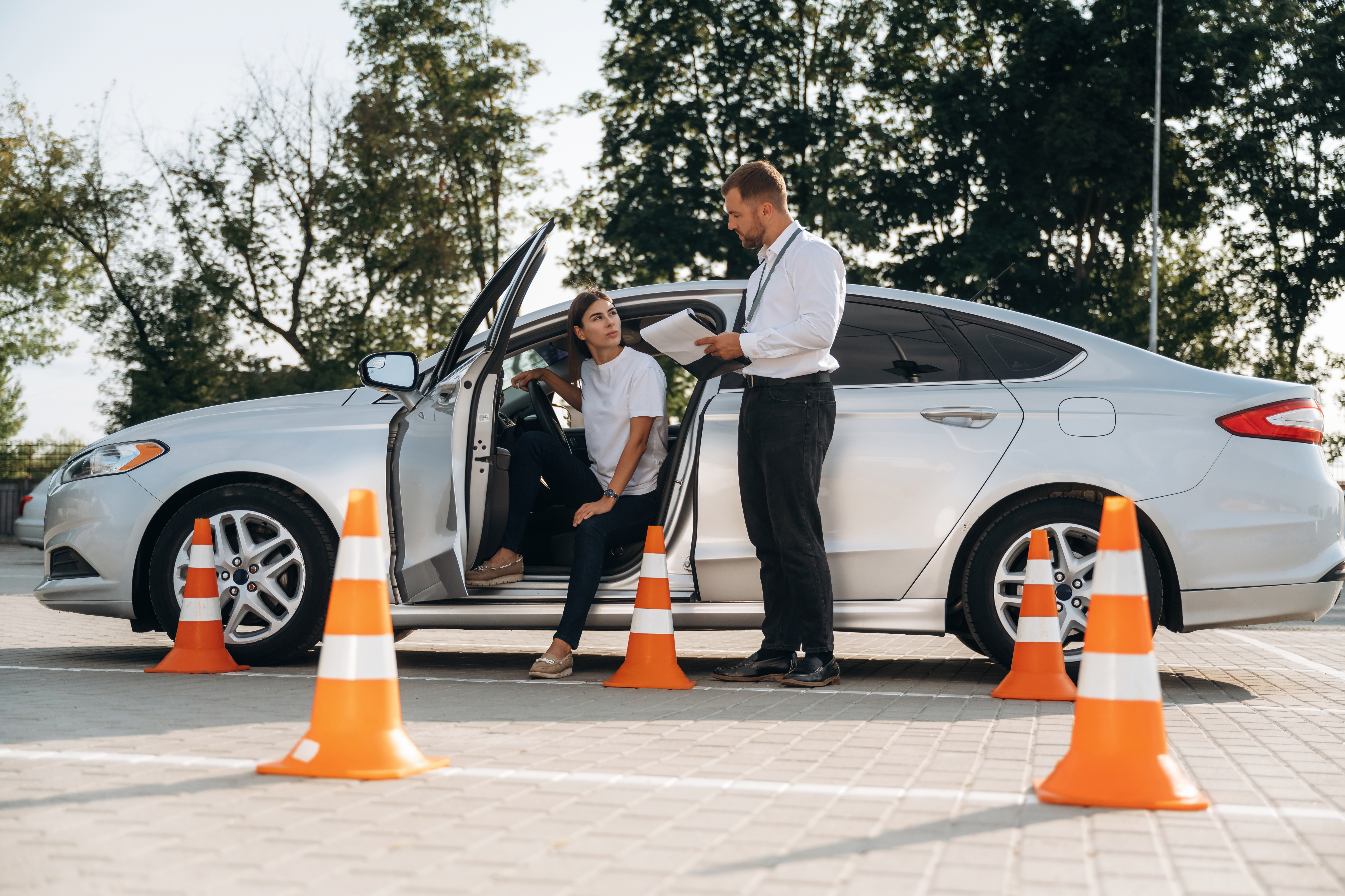 Estudiante realizando prueba de estacionamiento con conos. Información sobre clases de manejo precios por sesión aquí.
